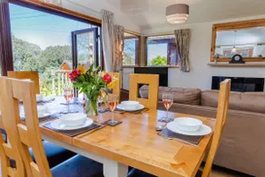 Luxury 3 bed lodge, parking & private deck - Image 2