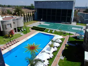 Mediterranean-style bungalow next to the pool - Image 4