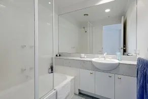 Spacious apartment minutes from the CBD - Image 5