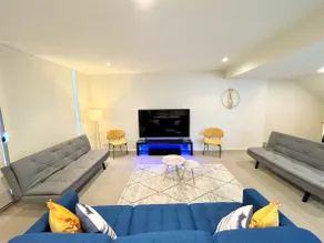 Spacious Stay in the Heart of the City - Image 2