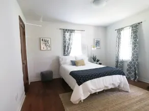 Sunny Modern Farmhouse - Pet Friendly Purina Farms - Image 5