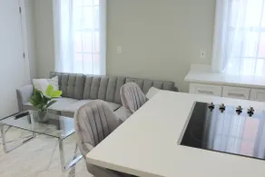 WOW ★ Bright Apt ★ PRIME downtown Walk Everywhere - Image 5