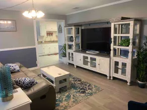 Comfy 3 bedroom house with hot tub and game room. - Image 3