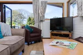 Luxury 3 bed lodge, parking & private deck - Image 5