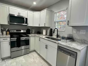 Cozy Home within walking distance to Scott Stadium - Image 2