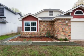 Stylish 2BR: 1 Gig WiFi, Fenced Yard, Domain - Image 2