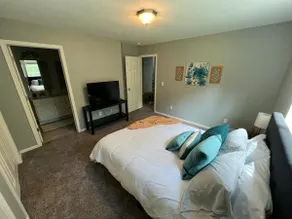 Exquisite 3 Bedroom Townhome - Image 3