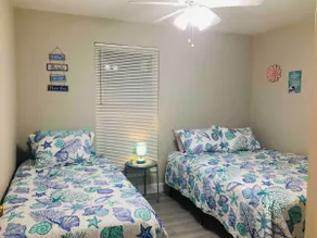 SEASCAPE COZY BEACH HOME only half mile TO OCEAN and BEACH SLEEPS 6 - Image 3