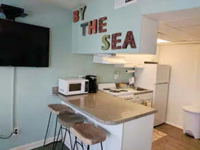 Newly remodeled bright, beachy condo! - Image 5