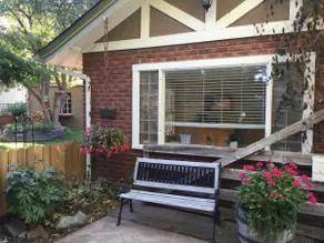 Carriage house in historic downtown - Image 3