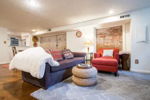 Private Centrally located Eng Bsmt - Image 4