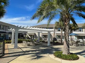 Stylish Modern Retreat in Downtown w/ Pool, 3 Bedroom, 2.5 bath, free parking - Image 4