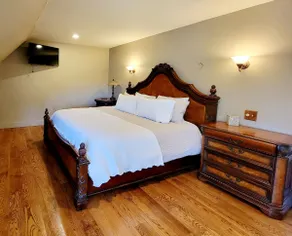 Vintage Poulsbo Apartment with Bay views - Image 4