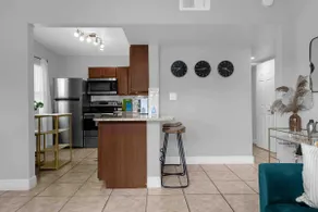 Comfortable 2-bedroom place full kitchen - Image 3