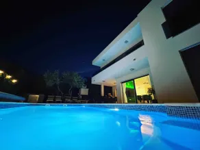 Sunlux Villa (Heated Pool, Jacuzzi, Infrared Sauna) - Image 3
