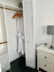 Cozy Apartment Near Shops + Train - Image 4
