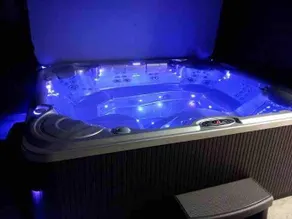 Hot tub Seawalk Hideaway boutique apartment - Image 2