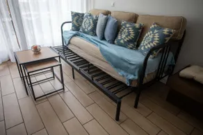 Lakefront apartment with beach and pool - Image 4