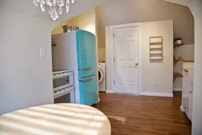 The Birdhouse: Modern Attic Loft - CSU & Old Town - Image 4