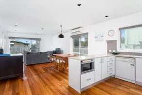 Beachside Pet Friendly Home, 5 min walk to beach - Image 3