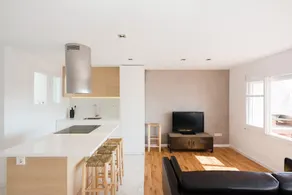 Beautiful apartment with a terrace on the sea - Image 2