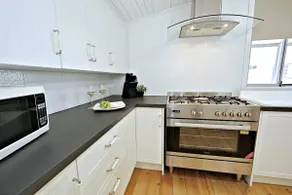 Sleeps 6 Aircon FREE EV Charging Wifi Netflix - Image 3