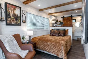 Deer Creek Tiny Container Home-12 Min to Magnolia - Image 2