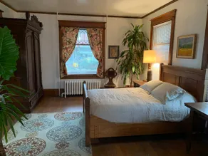 Beautiful Victorian apt. in town center, sleeps 4 - Image 2