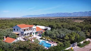 13+ beds heated pool house with a home gym, Nin - Image 2