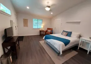 Trendy East Austin Studio - Image 4