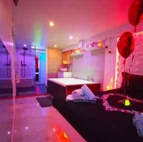 Romantic studio 40 m² 2 private HOT TUBS, billiards, BBQ - Image 2