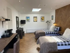 Golfers dream Guest suite with onsite golf studio available for booking by guests - Image 2