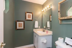 Spacious home 20 min from downtown. - Image 3