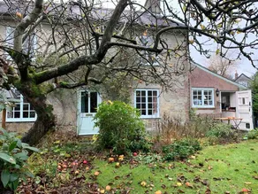 Charming Grade II listed cottage in Shaftesbury - Image 2