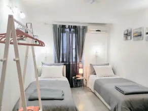 Room with two single beds AS - Image 4