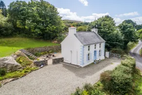 Seaside Cottage with mountain views & waterfall - Image 4