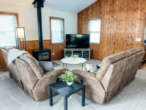 Cozy Home-Close to Lake & Centrally Located! - Image 4