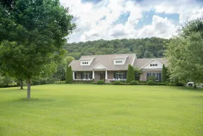 3 Bedroom Apt w/ Saltwater Pool on Country Estate - Image 4