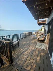 Gorgeous Lake Front House with Dock, 9 Bedroom & 4 Bathrooms - Image 3