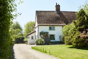 Cosy cottage in idyllic countryside near coast - Image 2