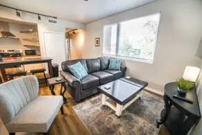 (203)Flagtown Lofts, 2 bed 2 bath, AC, W/HotTub - Image 3