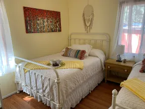 Pine Nest Cottage relaxing getaway 5 Min. to town - Image 5