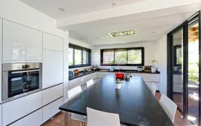 Contemporary villa near beach and town center, heated pool and bicycles. - Image 4