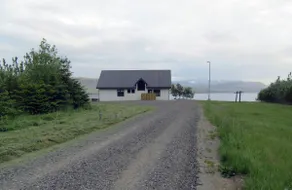 Scenic farmhouse in Hvalfjörður - Image 3