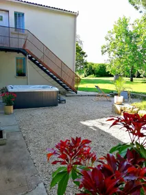 Gîte in a green setting with private hot tub - Image 2