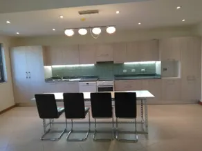 Bright and Spacious 2 bedroom apt central location - Image 2