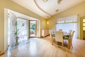 Villa EverGreen en el centro con jardín privado (estacionamiento en garaje, patio y jacuzzi) - Image 4