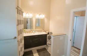 Indianapolis Carriage House On The Pond - Image 3