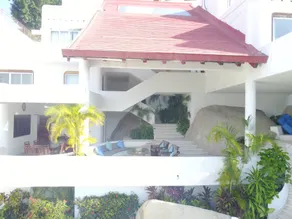 Spectacular home, service included! - Image 5