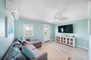 Charming Beach Bungalow Near the Seawall - Image 3